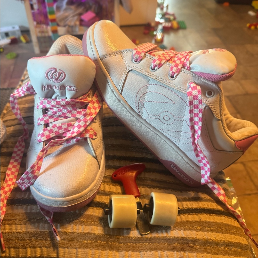 Heelys Kids Sneakers with Pink and White Checkered Laces woman's size 7
